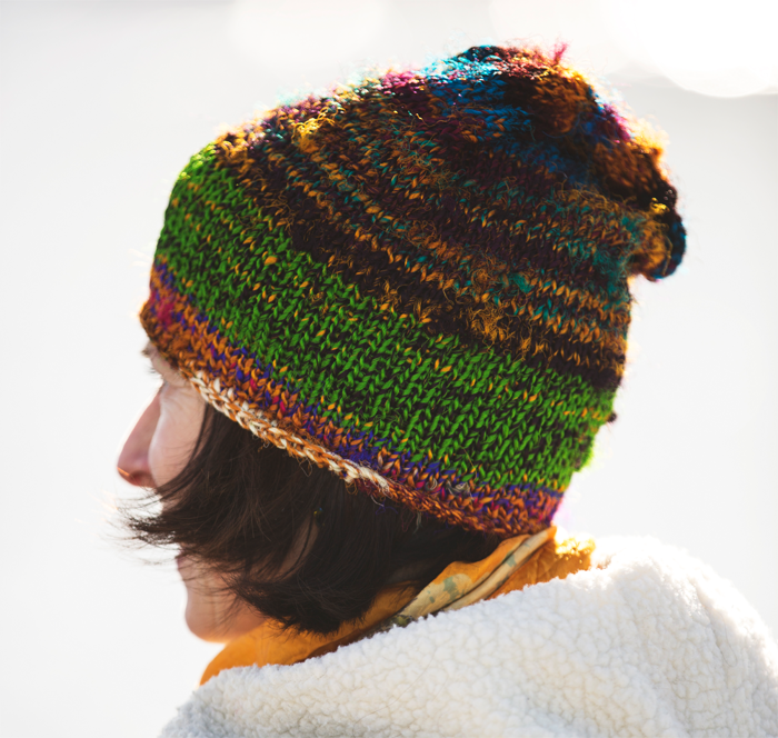 strikkedaapen-happyknitting Lua er i sin helhet strikket i sari re-silkegarn. Bildet viser lua fra siden og litt fra baksiden.