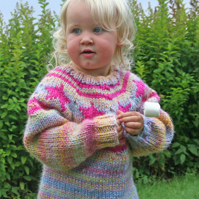 strikkedaapen-happyknitting Gratis strikkeoppskrift på strikket barnegnser med stjerner.