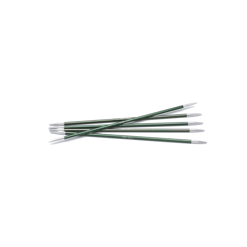 Knit Pro Zing strømpepinner lengde 15 cm. Strikkepinnene er laget i lettmetall og utrolig god å strikke med. Hvert pinnenummer har egen farge. Dette er størrelse 3