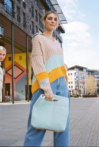 Strikkepakken inneholder mønster og garn til Mats genser fra Skappelstrikk og Ida Broen. Designet i bomullsgarnet Frisk i tre farger.