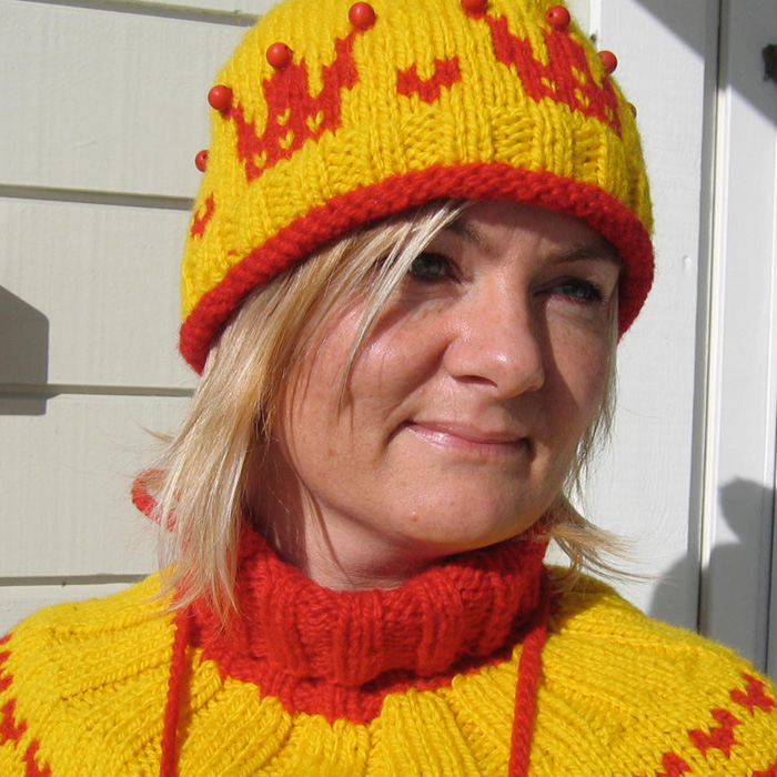 strikkedaapen-happyknitting O sol med sin glede. Oppskrift på lue, hals og mobilveske