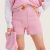 Strikkepakken inneholder mønster og garn til Nord shorts fra Skappelstrikk og Ida Broen. Designet i bomullsgarnet Frisk. Her i fargen rosa.