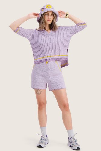 Strikkepakken inneholder mønster og garn til Nord shorts fra Skappelstrikk og Ida Broen. Designet i bomullsgarnet Frisk. Her i fargen lilla.