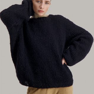 Strikkepakken inneholder garn, oppskrift og merke til å sy i den ferdige genseren. Fra Skappel classic, Leah genser.