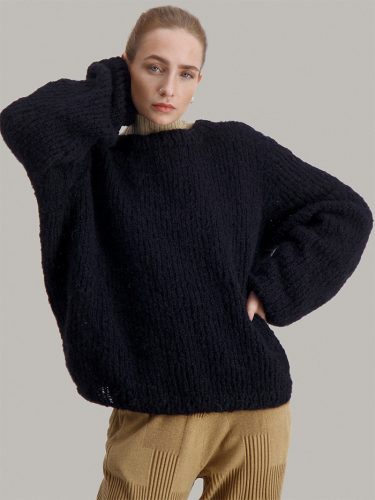 Strikkepakken inneholder garn, oppskrift og merke til å sy i den ferdige genseren. Fra Skappel classic, Leah genser.