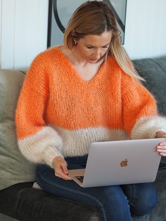Duo genser fra Tove Lindtein. Strikkepakken inneholder garn og oppskrift. Designet i Bella kidsilk mohair fra Permin her i fargen 201 hvit og 266 lys orange.
