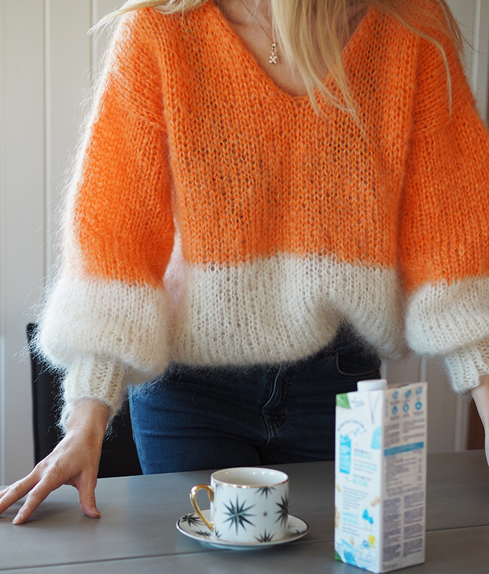 Duo genser fra Tove Lindtein. Strikkepakken inneholder garn og oppskrift. Designet i Bella kidsilk mohair fra Permin her i fargen 201 hvit og 266 lys orange.