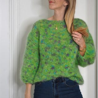 Strikkeoppskriften Energi genser fra Tove Lindtein. Strikkes i Bella Color fra Permin med dobbel tråd.