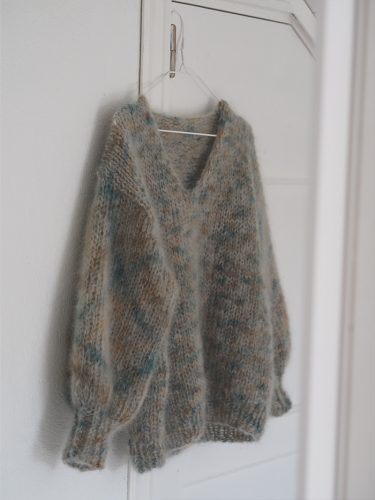 Mira genser fra Tove Lindtein. Strikkepakken inneholder garn og oppskrift. Designet i Bella kidsilk mohair fra Permin.