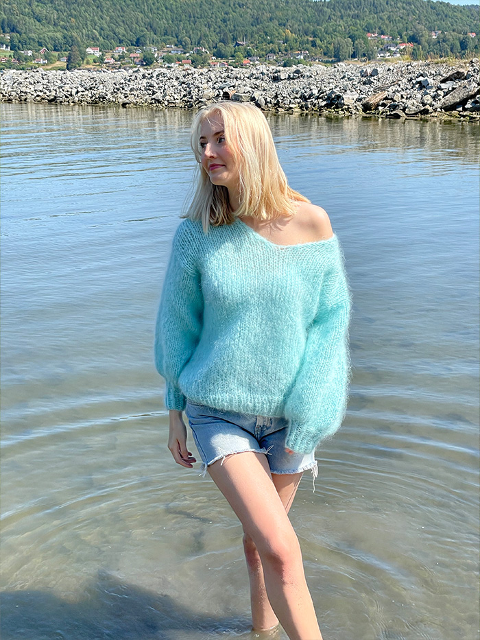 Mira genser fra Tove Lindtein. Strikkepakken inneholder garn og oppskrift. Designet i Bella kidsilk mohair fra Permin. Her i fargen mint.