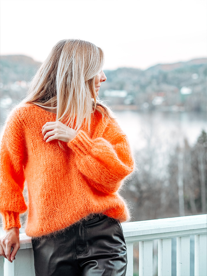 Zara genser fra Tove Lindtein. Strikkepakken inneholder garn og oppskrift. Designet i Bella kidsilk mohair fra Permin. Her i fargen 266 lys orange