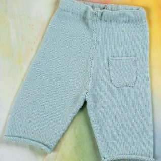 Strikkepakken fra LangYarns "En liten seiler" inneholder oppskrift og garn til en praktiskullbukse. Garnet som er brukt er LangYarns Merino 200 Bebe. Et mykt og allsidig superwash garn som strikkes på pinne 2,5-3,5.